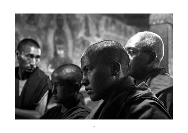 The monks carefully fix the Mandala before its destruction.Les moines fixent avec attention le Mandala avant sa destruction.
