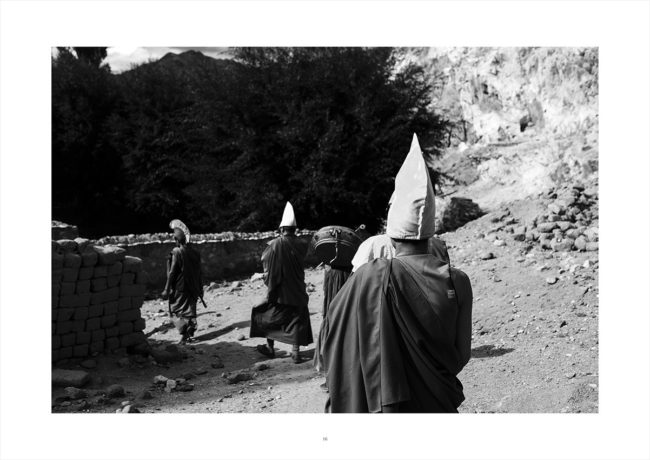 The Buddhist monks of the yellow hats school come out of Thiksey Monastery.Les moines bouddhistes de l’école des bonnets jaunes sortent du monastère de Thiksey.