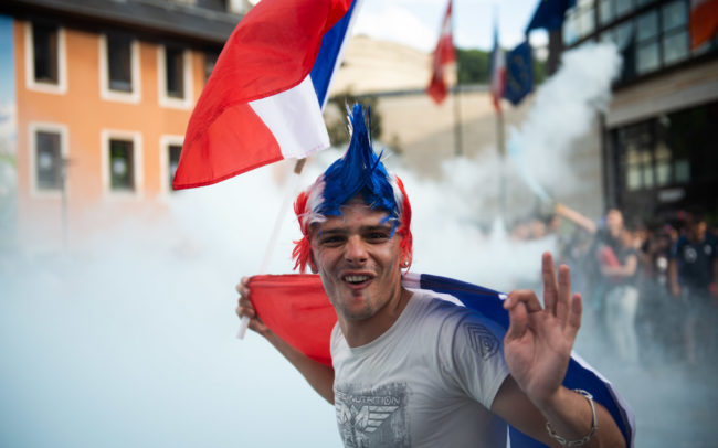 Portrait d’un chambérien fêtant la victoire de l’ équipe de France.