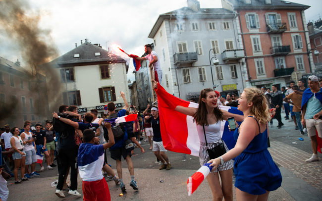 les habitants de Chambéry célèbrent la victoire au carré Curial.
