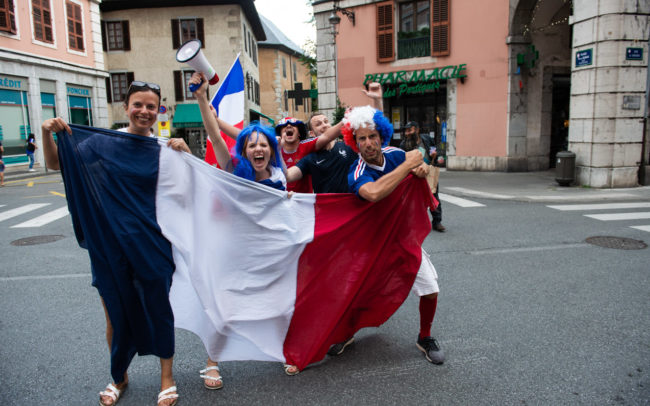 Un groupe de chambériens est heureux et pose dans les rues de Chambéry.