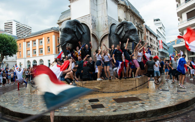Les gens sont autour des éléphants, symbole de la ville de Chambéry.
