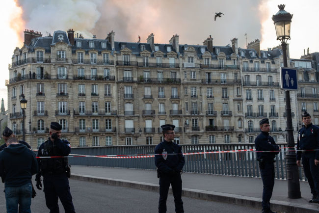 Policemen cordon off the district of Notre-Dame de Paris. Des policiers bouclent le quartier de Notre-Dame de Paris.
