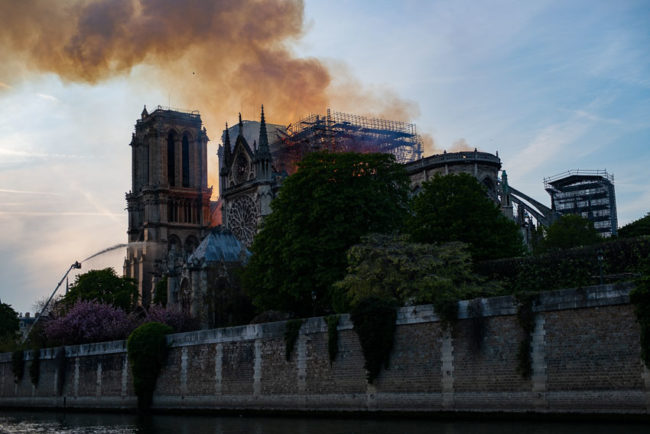 Our Lady of Paris burns while firefighters try to extinguish the fire. Notre-Dame de Paris brûle tandis que les pompiers essaient d’éteindre le feu.
