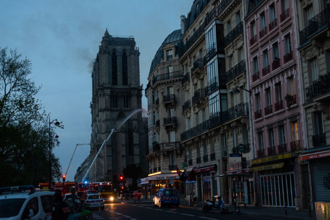 On the side of Saint-Michel, the firefighters water the two towers. Du côté de Saint-Michel, les sapeurs-pompiers arrosent les deux tours.