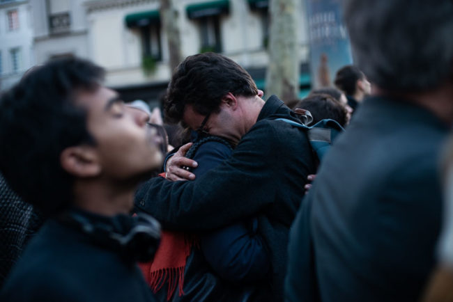 A sad couple hugged themselves during the fire. Notre Dame of Paris. un couple triste s’étreint lors de l’incendie de. Notre-Dame de Paris.