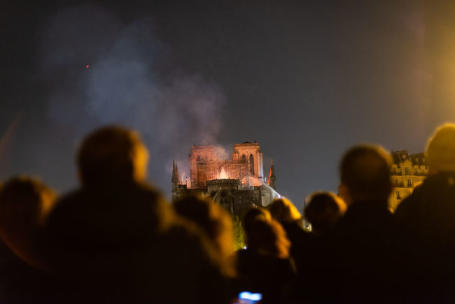 The crowd watches the Notre-Dame cathedral fire by night. La foule regarde l’incendie de ND de Paris de nuit.