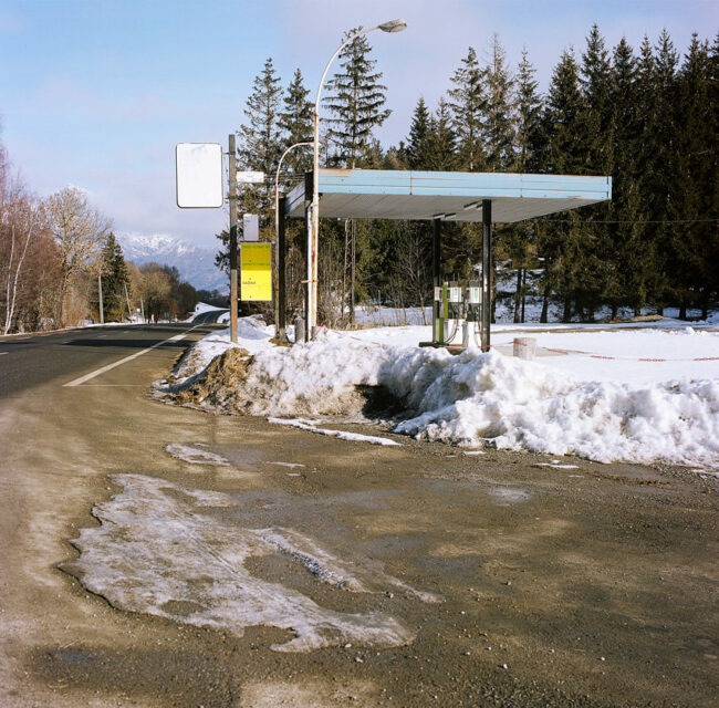 The gas station closed because of snow.La station essence fermée pour cause de neige.