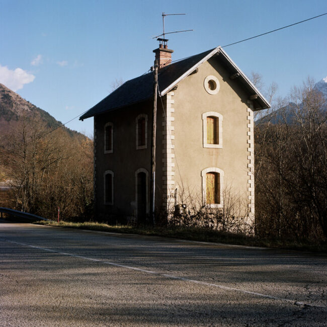A typical house on the side of Napoleon's road.Une maison typique sur le bord de la route de Napoléon.