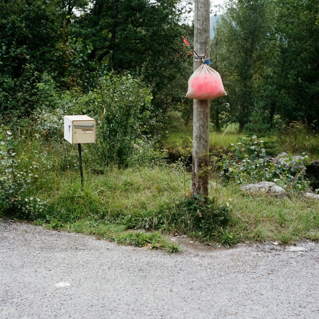 The mailbox and the arrow in the roadside bag.La boite aux lettres et la flèche dans le sac du bord de route.